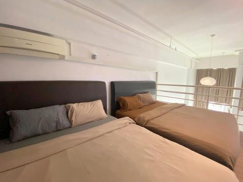 Cama o camas de una habitación en Minimalist Duplex @ BayanLepas