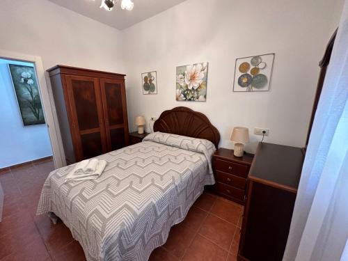 a bedroom with a bed and a dresser and a bed sidx sidx sidx sidx at Pisos A Barca in Muxia