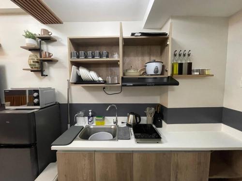 Η κουζίνα ή μικρή κουζίνα στο Bright and Stylish Condo with Pool View and Balcony