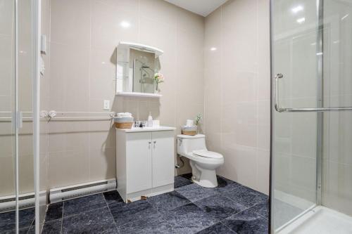 Ένα μπάνιο στο Spacious Studio on Bishop - Hot Spot Dtown MTL