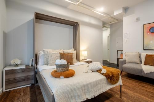 Ένα ή περισσότερα κρεβάτια σε δωμάτιο στο Spacious Studio on Bishop - Hot Spot Dtown MTL