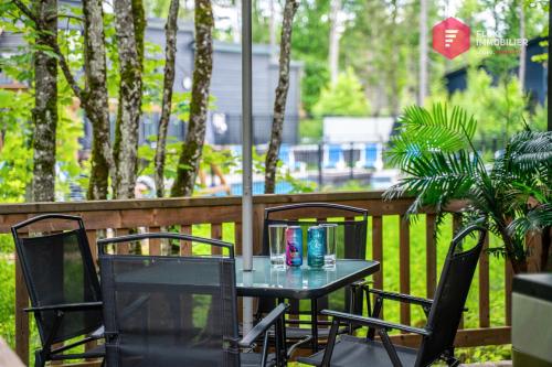 Zahrada ubytování Le Palmier de Portneuf - SPA privé, Piscine, Sauna et Billards