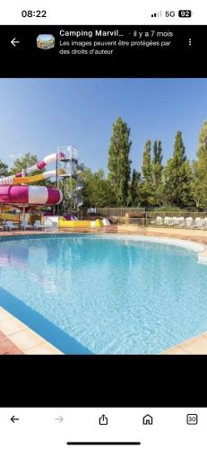 une photo d'une piscine avec un parc aquatique dans l'établissement Mobil-home de 5 personnes, à Cadenet