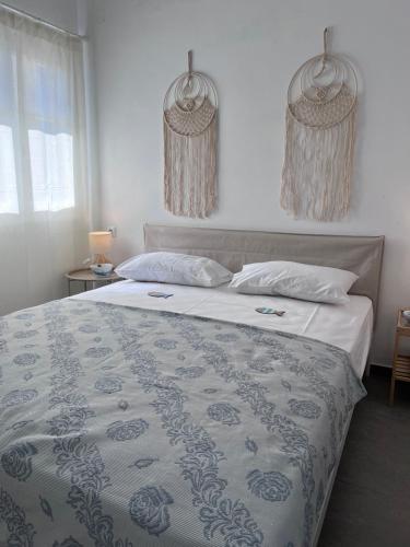una camera da letto con un letto con una coperta blu e bianca di North eye ad Apóllon