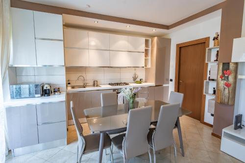 a kitchen and dining room with a table and chairs at Luxury House con WiFi and free parking in Trezzano sul Naviglio