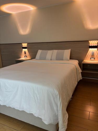 Katil atau katil-katil dalam bilik di Hotel Rey