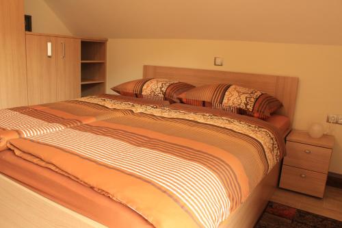 ein Bett mit zwei Kissen darauf in einem Schlafzimmer in der Unterkunft Apartments Villa Dov in Bohinj