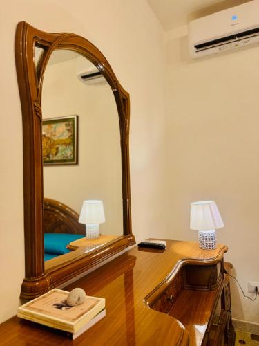 a mirror on top of a wooden desk at Casa limone Anna e Clemente Cilento in Sapri