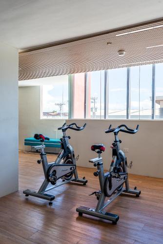 Γυμναστήριο ή/και όργανα γυμναστικής στο Bright and Stylish Condo with Pool View and Balcony