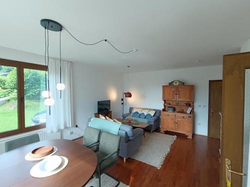 梅佐拉戈Ledro Casa Pino al Lago mit direktem Seezugang的客厅里有一张桌子和一张沙发