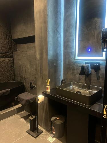 a bathroom with a sink and a bath tub at Iunn Apartment 5 in Vlorë