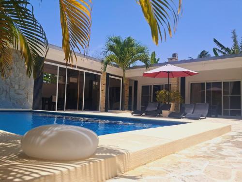 Πισίνα στο ή κοντά στο Beachside Villa Cabarete with private pool