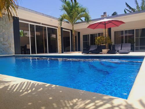 Πισίνα στο ή κοντά στο Beachside Villa Cabarete with private pool