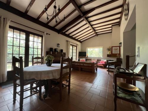 un salon avec une table et un canapé dans l'établissement Maison Longarisse, à Lacanau