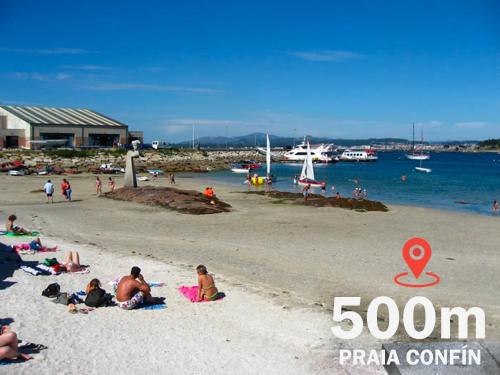 a group of people sitting on a beach at Piso Céntrico 120m2 + parking propio (O Grove) in O Grove