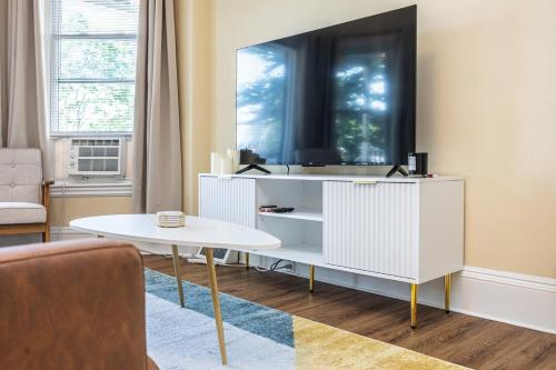 Μια τηλεόραση ή/και κέντρο ψυχαγωγίας στο Property on Broadway Somerville