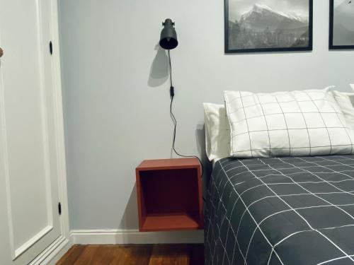 a bedroom with a bed and a lamp on a night stand at Piso Céntrico 120m2 + parking propio (O Grove) in O Grove
