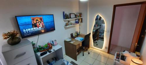 Splendido Niterói Quarto Aconchegante com Banheiro Só Seu - Anfitrião mora no localにあるテレビまたはエンターテインメントセンター