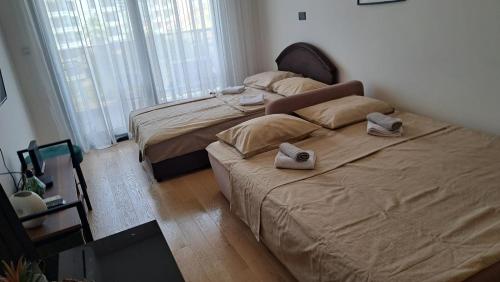 Un dormitorio con dos camas con sombreros en ellas. en Studio apartment, en Bar