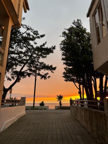 コブレチにあるElenes best houseの夕暮れ時の海岸へ続く通路