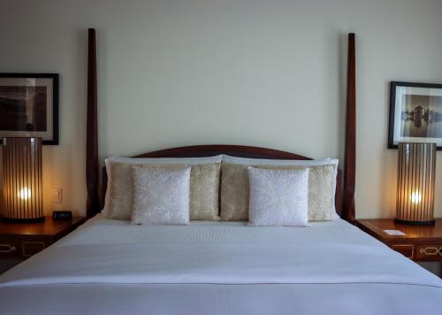 a bedroom with a bed with pillows and two lamps at Hotel Casa Blanca 7 in San Miguel de Allende