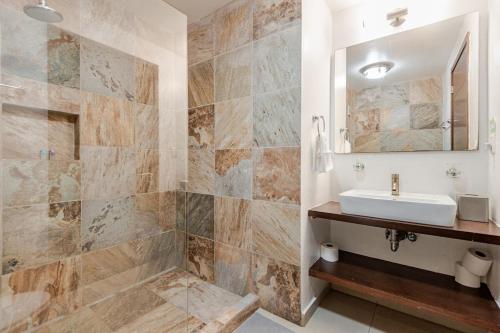 Et badeværelse på Apartment 5 min walking to the beach at Paraíso