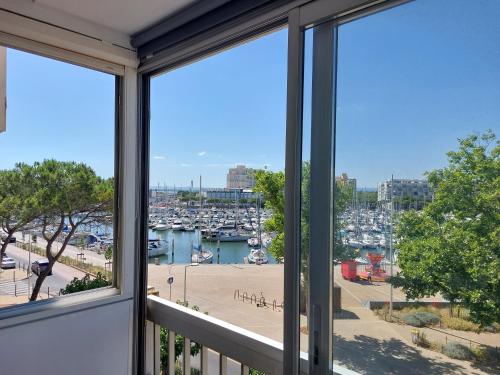 Studio vue port à 50m plage