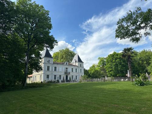 Κήπος έξω από το Château Guirotte