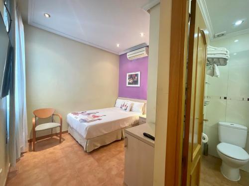 Kleines Zimmer mit einem Bett und einem WC in der Unterkunft Luz Madrid Rooms in Madrid