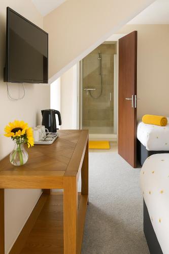 a room with a desk with flowers on it at Ty Sunnymead Guesthouse in Aberystwyth