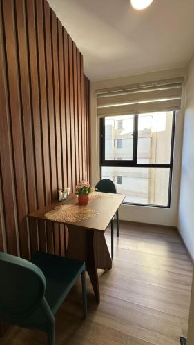 ein Esszimmer mit Tisch und Stühlen und einem Fenster in der Unterkunft Elegant studio apartment A2 in La Playa Bejarano