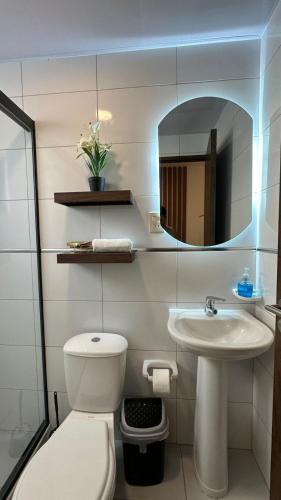 ein Badezimmer mit Toilette, Waschbecken und Spiegel in der Unterkunft Elegant studio apartment A2 in La Playa Bejarano