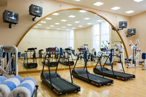 
The fitness center and/or fitness facilities at Mercure Grand Jebel Hafeet
