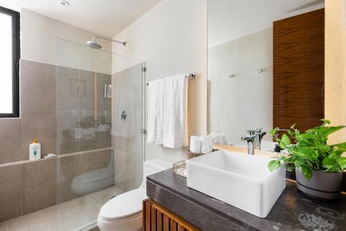 Bilik mandi di Hola Donceles Suites
