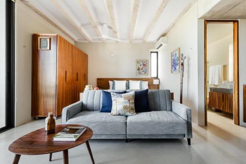 Ruang duduk di Hola Donceles Suites