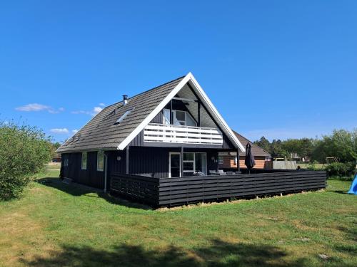 a large black house with a gambrel roof at Froidal 30, Rømø in Toftum