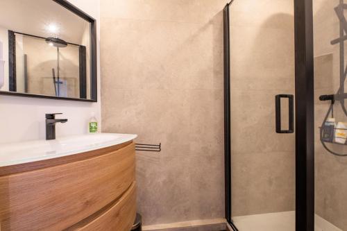 une salle de bain avec douche et lavabo dans l'établissement Résidence le Hameau des Issambres - maeva Home - Appartement rénové 3 pièces 6 personnes - Prestige - super Home MAE-1614, aux Issambres