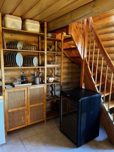 una habitación con una escalera y una mesa en una cabaña en Jäneda Safari Puhkemaja, en Kõrveküla
