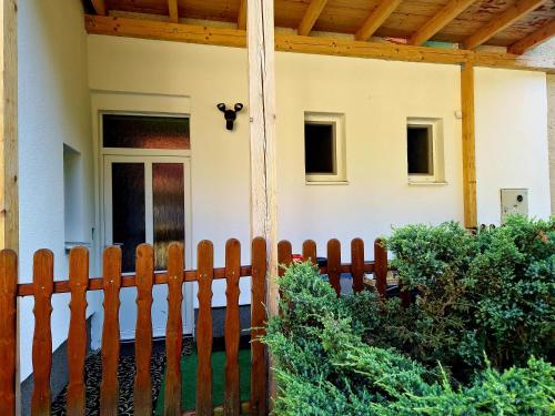 Το κτήριο όπου στεγάζεται  το διαμέρισμα