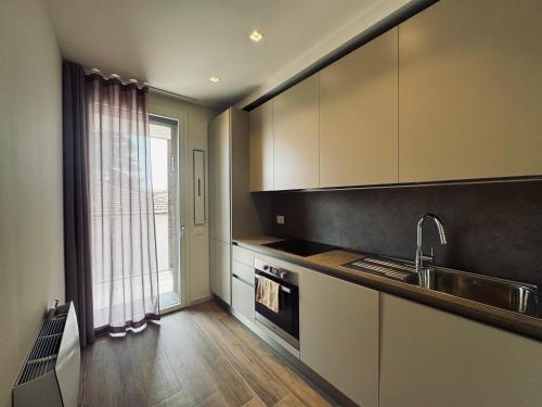 a kitchen with a sink and a stove and a window at Residenza esclusiva appena costruita in Imola