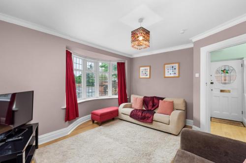 ein Wohnzimmer mit Sofa und Fernseher in der Unterkunft Pebble Corner with Free Parking By My Getaways in Worthing