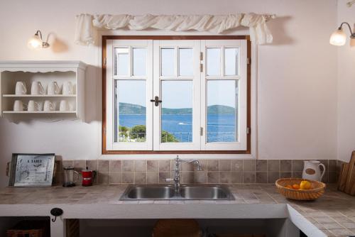 Kuchyň nebo kuchyňský kout v ubytování Lithea Villas and Studios by the Sea