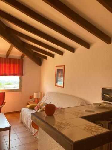 un salon avec un lit et une table dans l'établissement Appartement Marina di santa giulia, à Porto-Vecchio