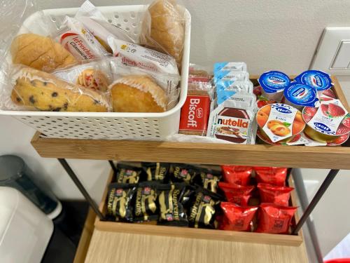 een plank in een koelkast gevuld met veel voedsel bij La Vetere House in Catania