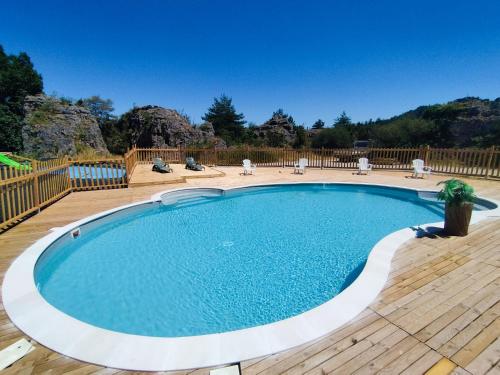 Bazén v ubytování Camping des Templiers - Le Caylar nebo v jeho okolí