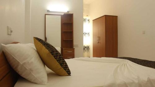 1 dormitorio con 1 cama con 2 almohadas en Ranga Holiday Resort, en Bentota