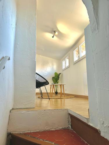 a living room with a bench and a table at Charmant appart climatisé in Draguignan