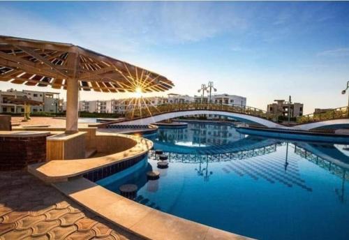 une grande piscine avec un pont. dans l'établissement Golden beach 2 غولدين بيتش, à Ras Sudr
