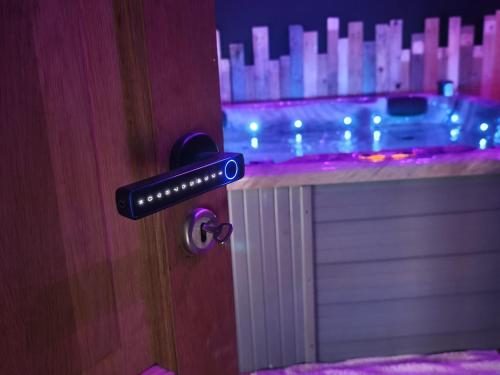 a black door handle on a wooden door at Suite love Jacuzzi in Charleroi