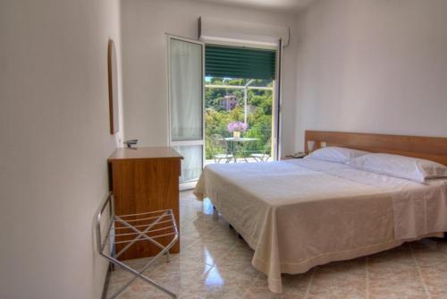 ラパッロにあるHotel Primo Soleのベッドルーム1室(ベッド1台付)、窓(テーブル付)